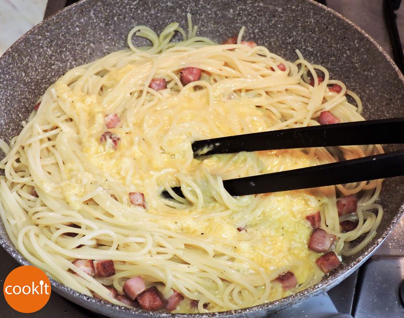 Spaghetti alla carbonara recipe step 10