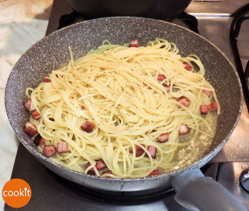 Spaghetti alla carbonara recipe step 8