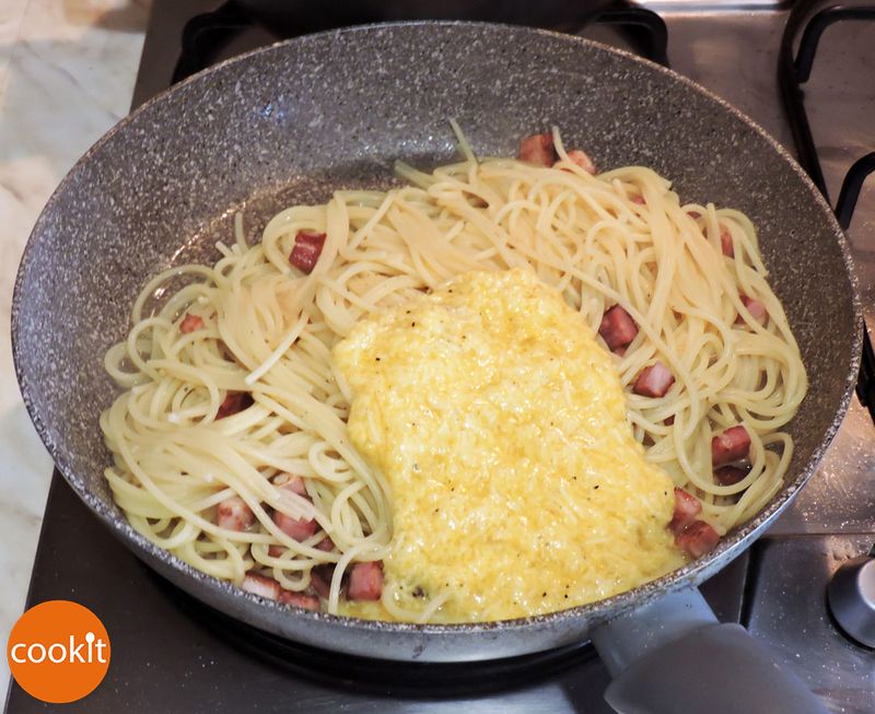 Spaghetti alla carbonara recipe step 9